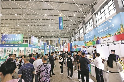 10月18日，观众在会展中心1号展厅境外优品展示区逛展。  贵阳日报融媒体记者 张晨 摄