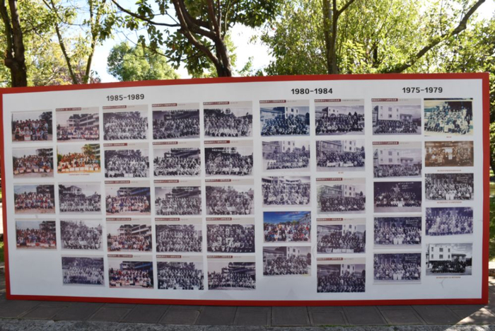 418张从1905年至2025年的毕业合影组成的“时光长廊”。（丽江融媒记者 杨四娟 摄）