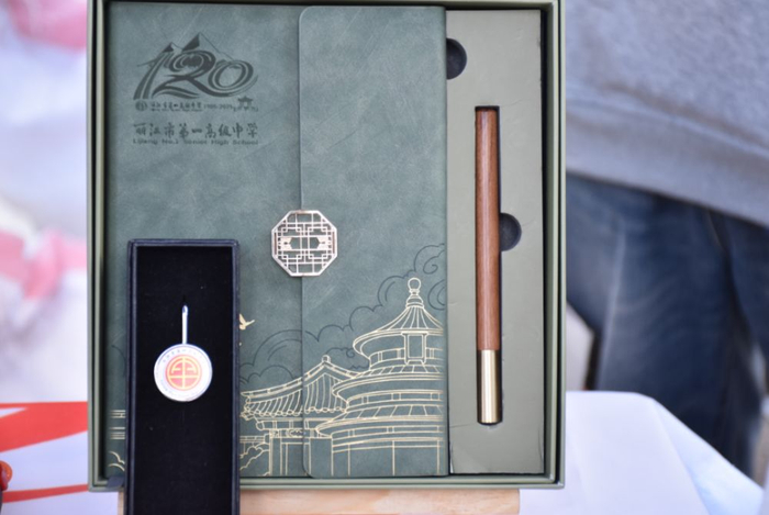 丽江市一中120周年校庆纪念文创产品。（丽江融媒记者 杨四娟 摄）