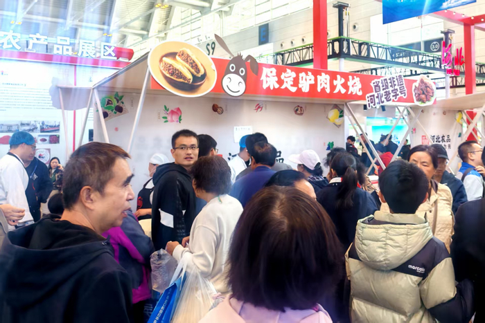 保定徐水驴肉火烧展区参观采购者云集。崔联联摄