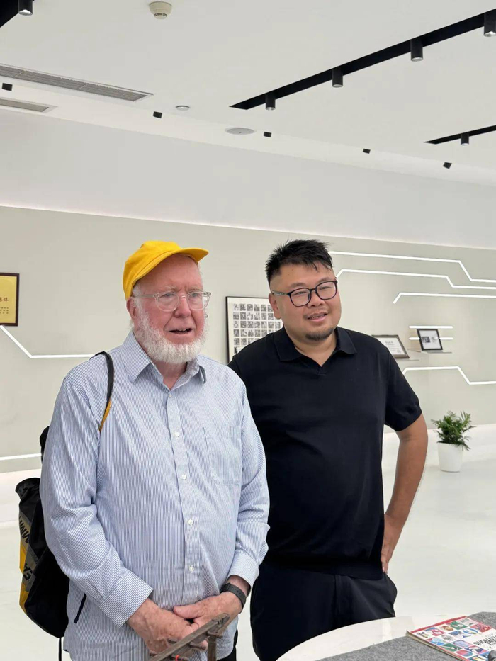 凯文·凯利与强脑科技创始人兼CEO韩璧丞在展厅里参观
