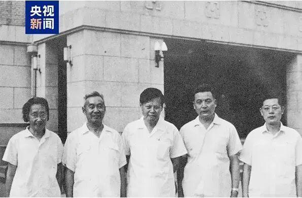  △1972年杨振宁与王承书（左一）、张文裕（左二）、邓稼先（右二）、周光召（右一）于北京。