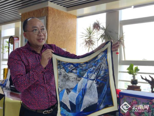 叶洪文展示“重彩云南”丝巾。实习生 李嘉豫 摄
