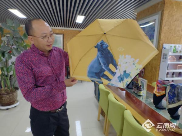 叶洪文展示“重彩云南”晴雨伞。实习生 李嘉豫 摄