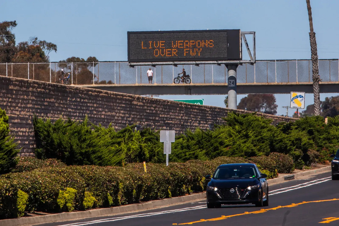 △18日，美國(guó)加州，總統(tǒng)受演習(xí)影響，安保<strong></strong>部分高速公路路段暫時(shí)封閉