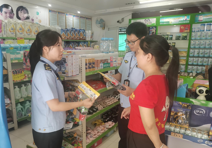 执法人员在母婴用品店检查儿童玩具。
