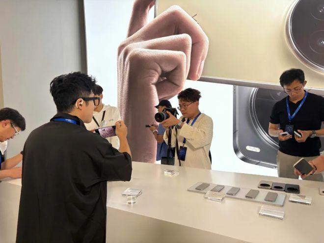 展台边围观vivo新品的人群 图/《凤凰WEEKLY财经》摄