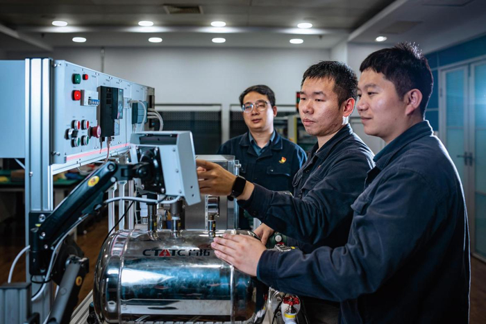 第十八届“振兴杯”全国青年职业技能大赛电工组金银铜获得者肖益行（中）刘军建（左）廖伟胜（右）