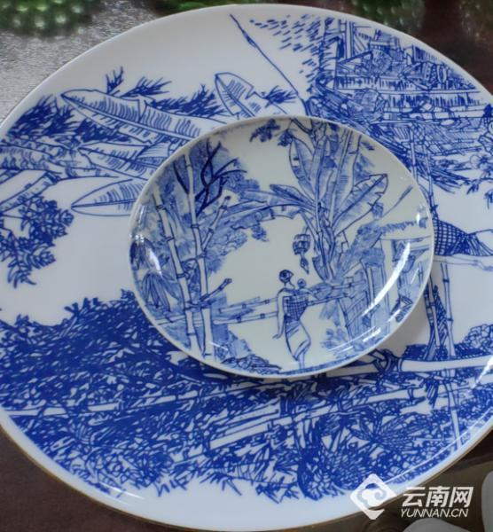 以丁绍光作品白描稿为图案的盘子。赵琳 摄