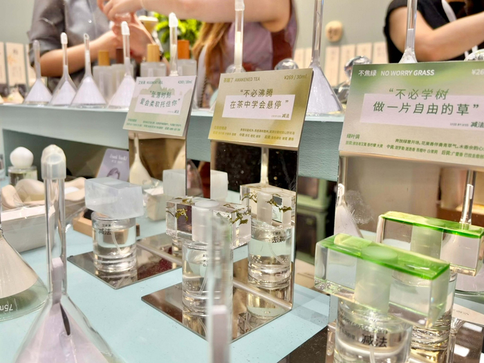 图为气味上海一本土香水品牌展台