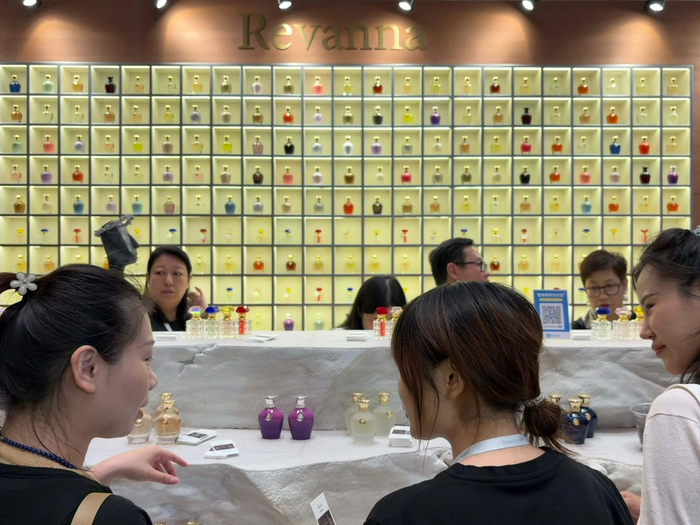 图为在气味上海展会选购香水的消费者