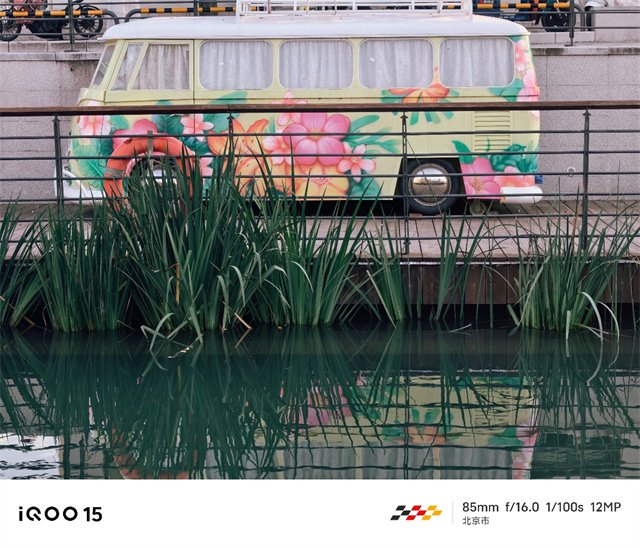 三颗镜头均拥有5000万像素的解析力，开启高像素模式后，可以保留非常多的细节，放大数倍后，照片局部也会显得非常细腻。