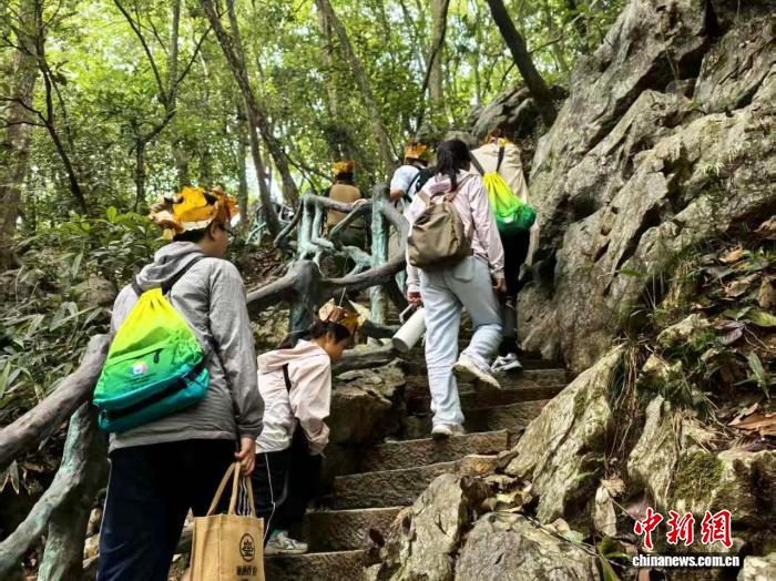 图为亲子徒步活动。受访者供图