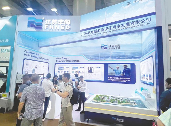外商围观江苏丰海公司海水淡化技术。每经记者 吴泽鹏 摄
