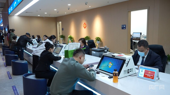 市民正在办理业务  （央广网记者丁安  摄）