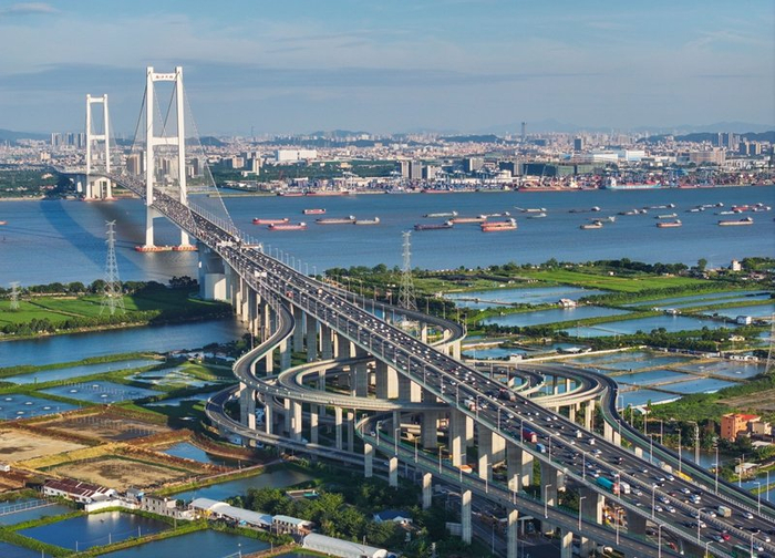 2024年10月2日，广东南沙大桥上的车流和狮子洋水道的船舶来来往往（无人机照片）。新华社记者 刘大伟 摄