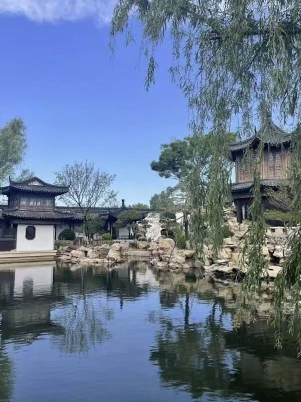 可供微短剧拍摄的酒店庭院外景
