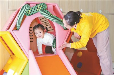 托育园内老师在陪伴孩子