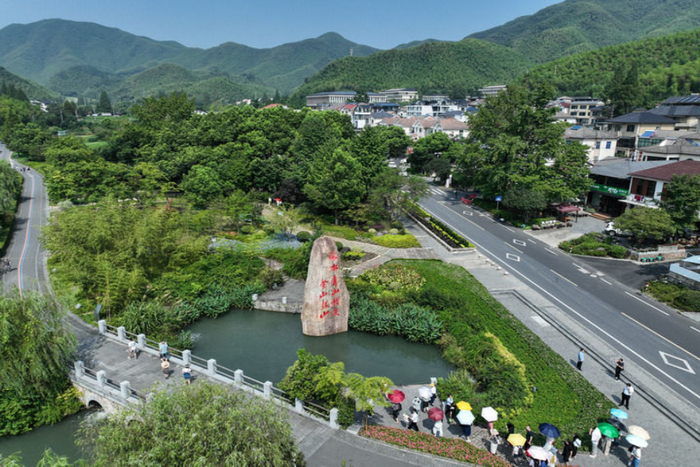 2023年8月11日，游客在浙江安吉余村参观（无人机照片）。新华社记者 翁忻旸 摄