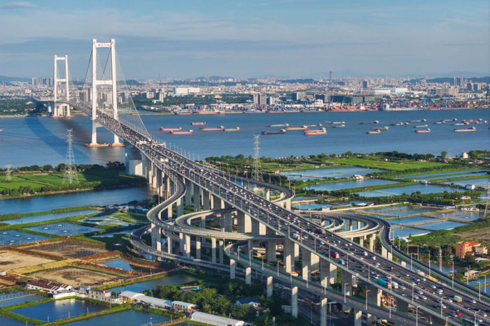 2024年10月2日，广东南沙大桥上的车流和狮子洋水道的船舶来来往往（无人机照片）。新华社记者 刘大伟 摄
