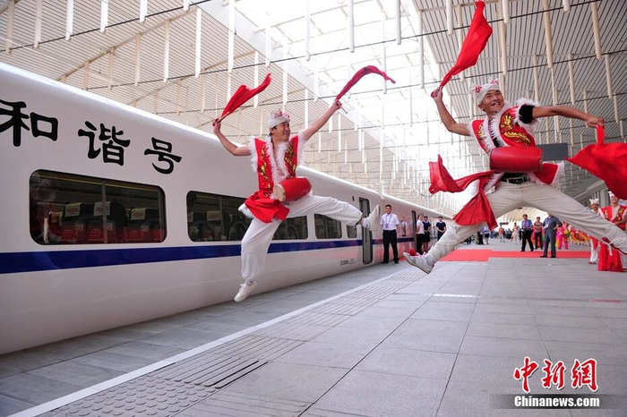 图为2012年7月1日西安至延安动车组列车首发。唐振江 摄