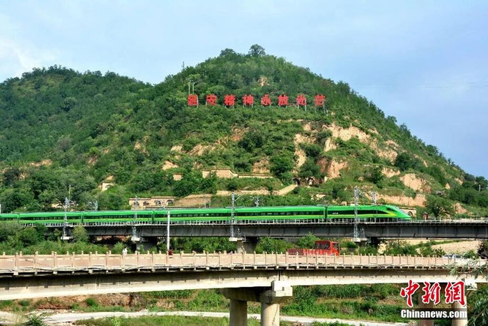 图为复兴号动集动车组列车奔驰在延安。西安铁路局 供图