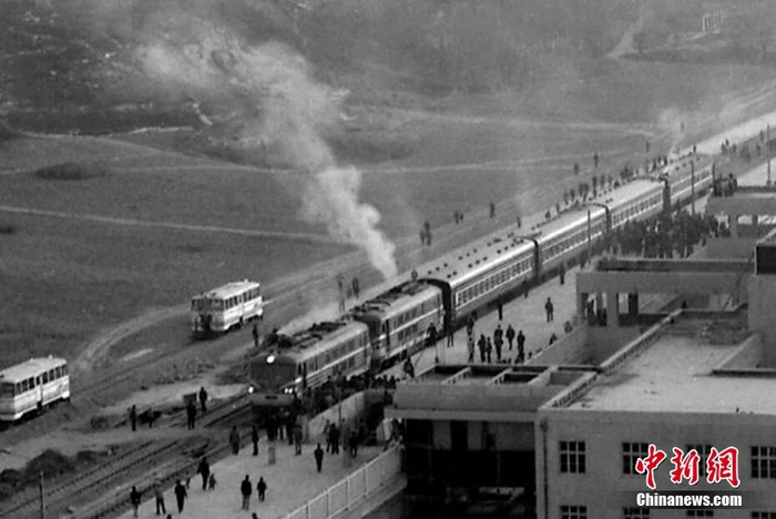 1991年12月26日，西延铁路建成通车，图为首辆列车到达延安火车站。西安铁路局 供图