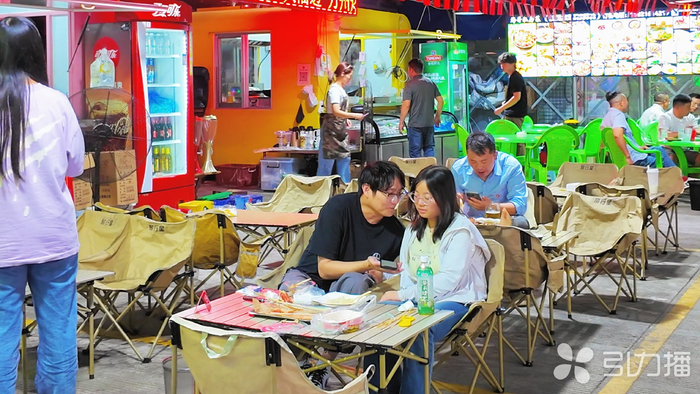 城市烟火气在有韧性的治理中越烧越旺。苏报融媒记者周函/摄