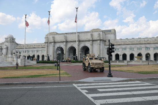 △美國(guó)國(guó)民警衛(wèi)隊(duì)隊(duì)員在華盛頓特區(qū)執(zhí)勤（資料圖）