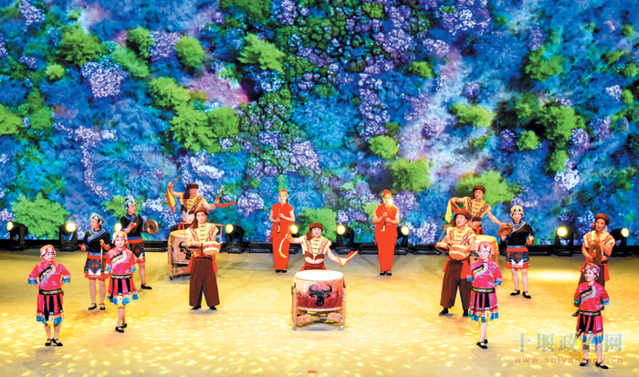 民歌飞扬颂党恩。通讯员 周家山 摄