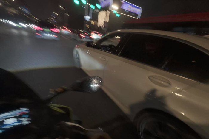 ▲洪某运动相机拍摄的白色轿车变道画面