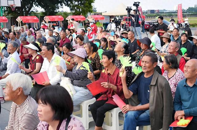 第十四届中国艺术节第二十届群星奖惠民演出现场。东坡区融媒体中心供图