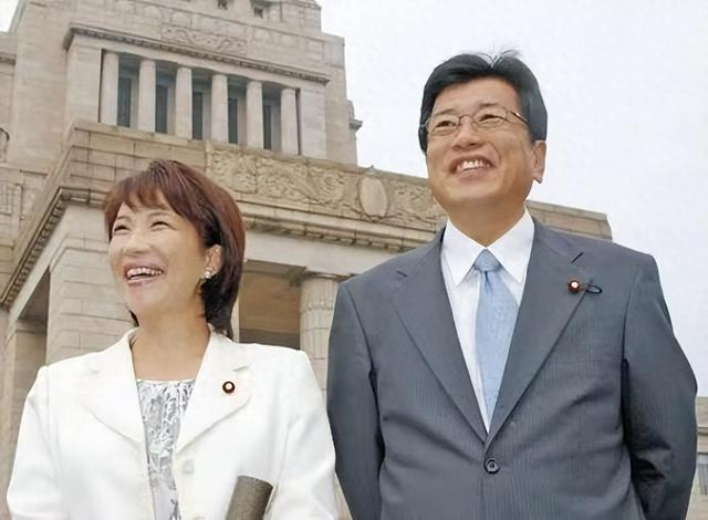 高市早苗与山本拓2005年9月21日在国会前的资料照片。图自日媒