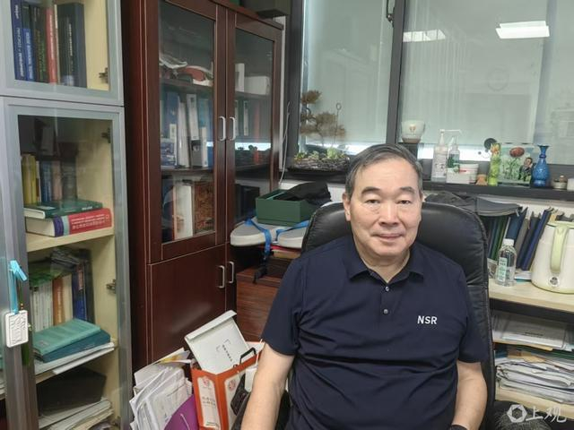 蒲慕明在办公室接受解放记者专访。黄海华 摄