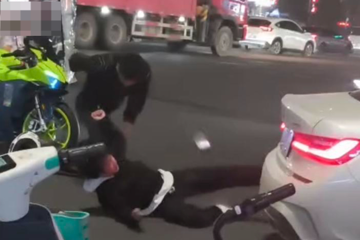 ▲路人拍摄的洪某被打画面