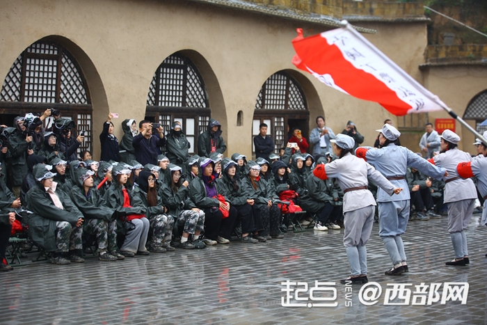 青年代表们参访甘泉雪地讲话旧址现场。