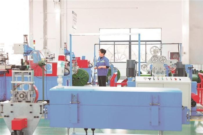 固达电线电缆集团工人在生产线上忙碌。贵州日报天眼新闻记者 何晓璇 摄