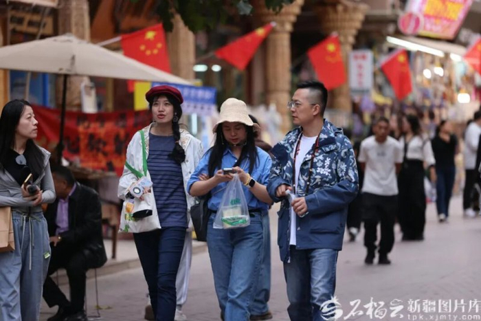 　　今年国庆中秋假期，游客在喀什古城景区游玩。雷木果摄