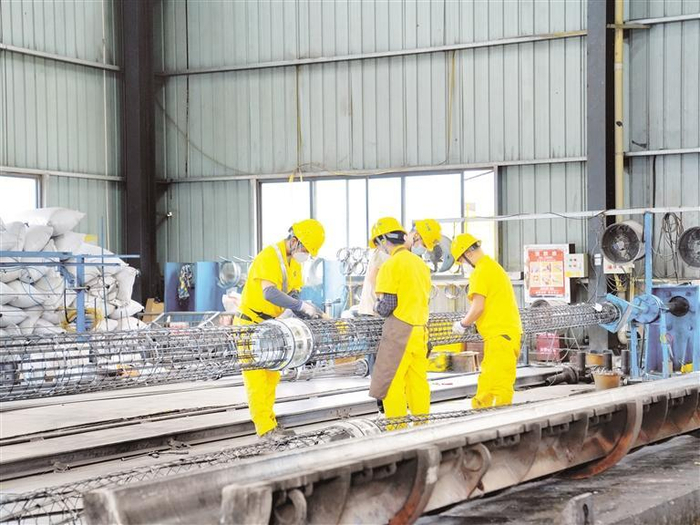 精一电力器材工人进行部分预应力钢筋笼绑扎。通讯员 王丹丹 摄