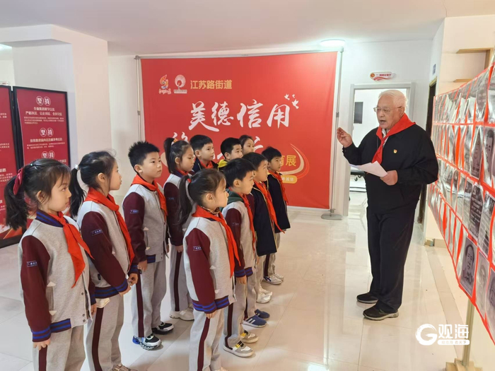 邱镇珂为小学生宣讲。