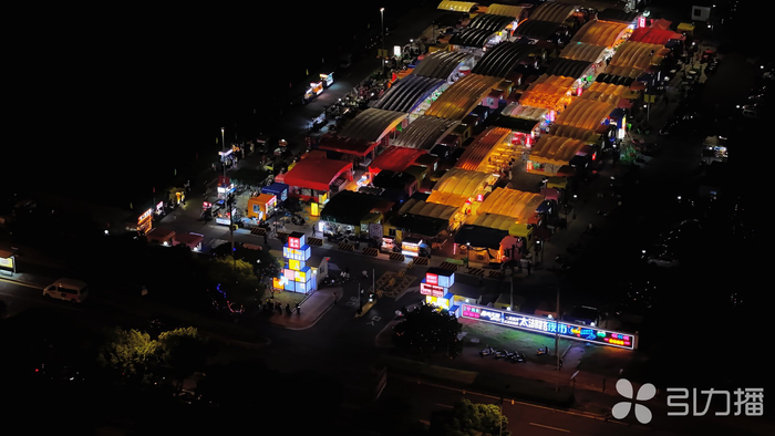 太湖路夜市塑造起独具昆山辨识度、契合市民多元需求的美好“夜”态。苏报融媒记者周函/摄 