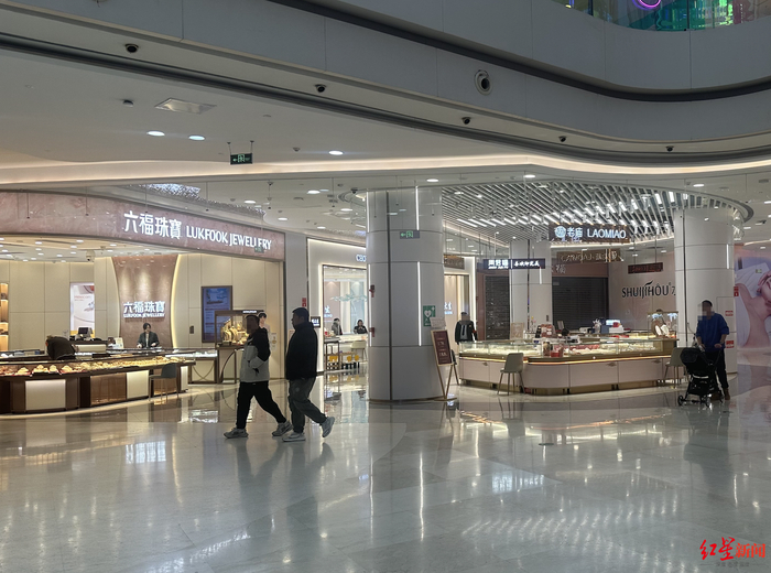 ▲22日下午，金店中没有太多顾客