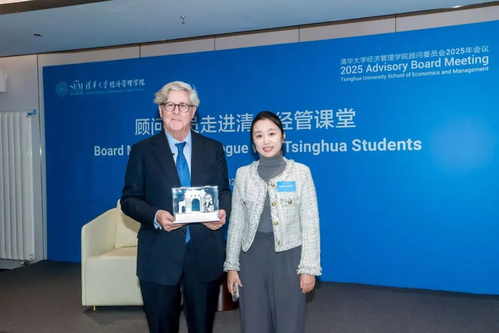 MBA学生代表向桑顿赠送礼物
