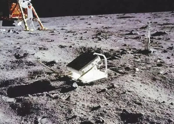 图 6：Apollo11 反射器阵列丨图源：wiki