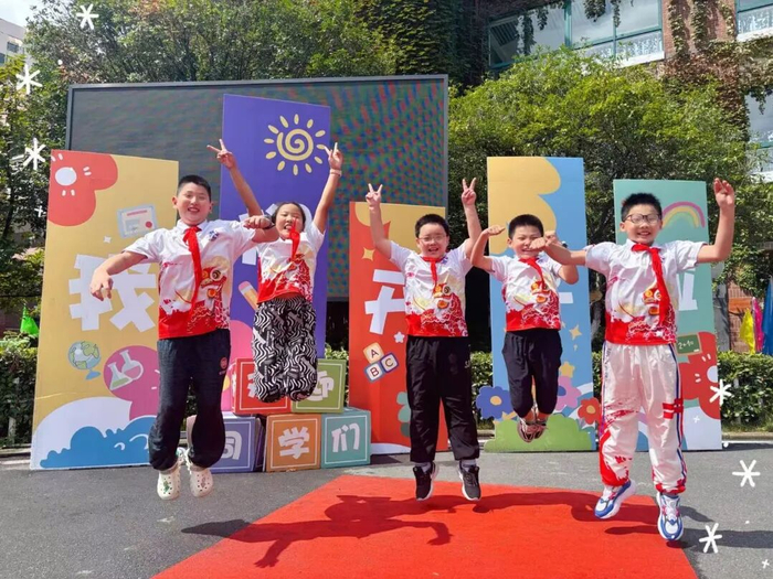 合肥市和平小学东校学生在校园内快乐跳跃