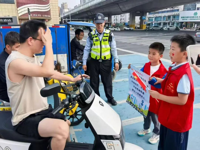 合肥市和平小学东校学生参与文明劝导活动