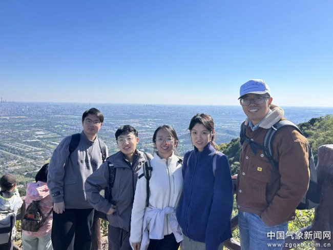 薛海乐（右一）与学生合影 受访者供图