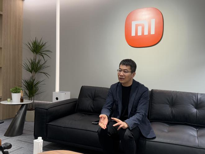 卢伟冰接受采访。图片来源：界面新闻 