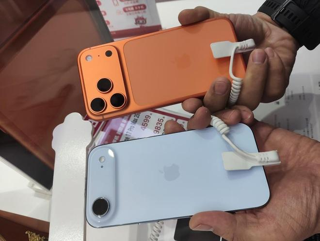  iPhone Air手机（白色机身）与iPhone 17 Pro手机的背面对比 张家愉 摄