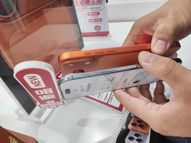  iPhone Air手机（白色机身）与iPhone 17 Pro手机的侧面对比 张家愉 摄